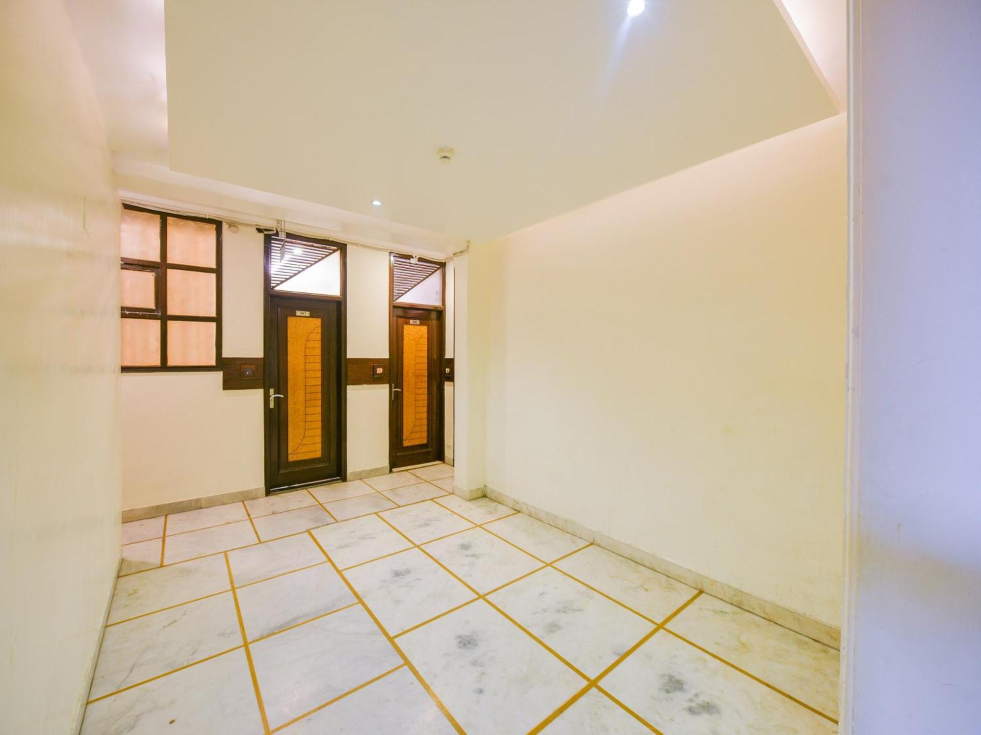 Oyo West India 3* New Delhi
